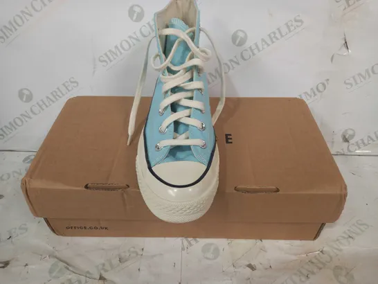 BOXED PAIR OF CONVERSE ALL STAR CANVAS SHOES IN BLUE UK SIZE 5