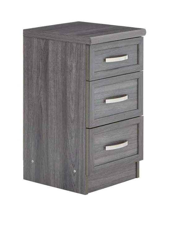 BOXED CAMBERLEY 3-DRAWER GRADUATED BEDSIDE CHEST IN DARK OAK RRP £79