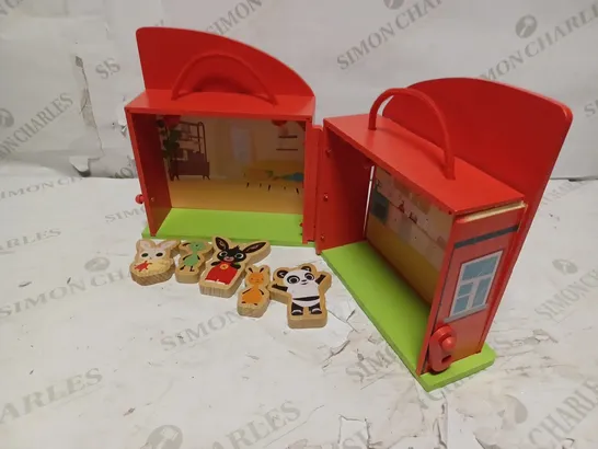 WOODEN CARRY ALONG HOUSE RRP £19.99