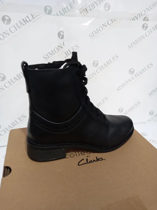 BOXED PAIR OF CLARKS BOOTS IN BLACK LEATHER - SIZE 7