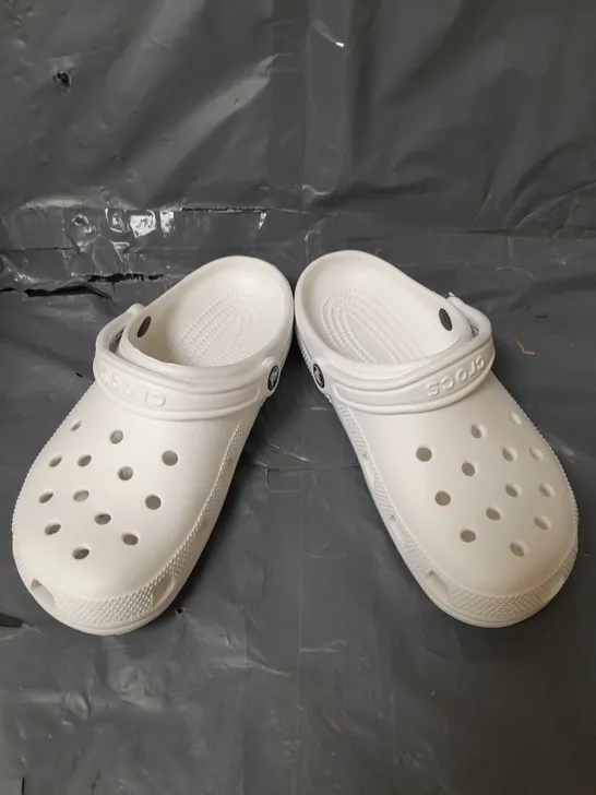 CROCS CLASSIC CLOG - WHITE