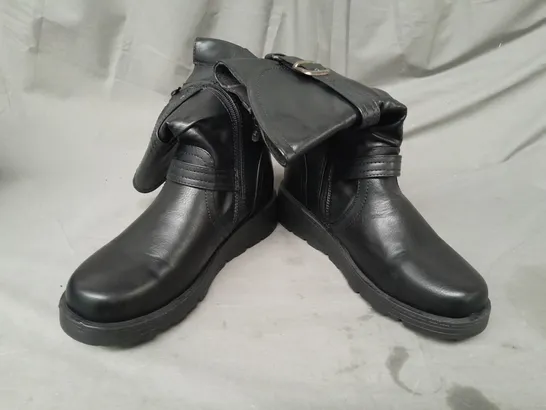 BOXED PAIR OF AJVANI COLLECTION ANKLE BOOTS IN BLACK SIZE 7