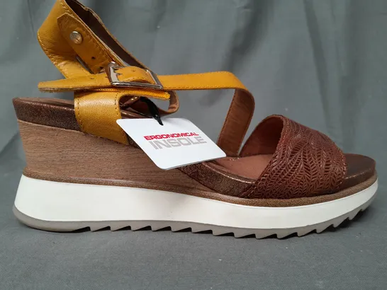 BOXED PAIR OF TAMARIS OPEN TOE WEDGE SANDALS IN BROWN/MUSTARD EU SIZE 37