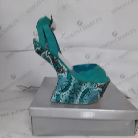 BOXED PAIR OF CASANDRA PLATFORM STRAP OPEN TOE SHOE IN TURQUOISE SNAKESKIN SIZE 6