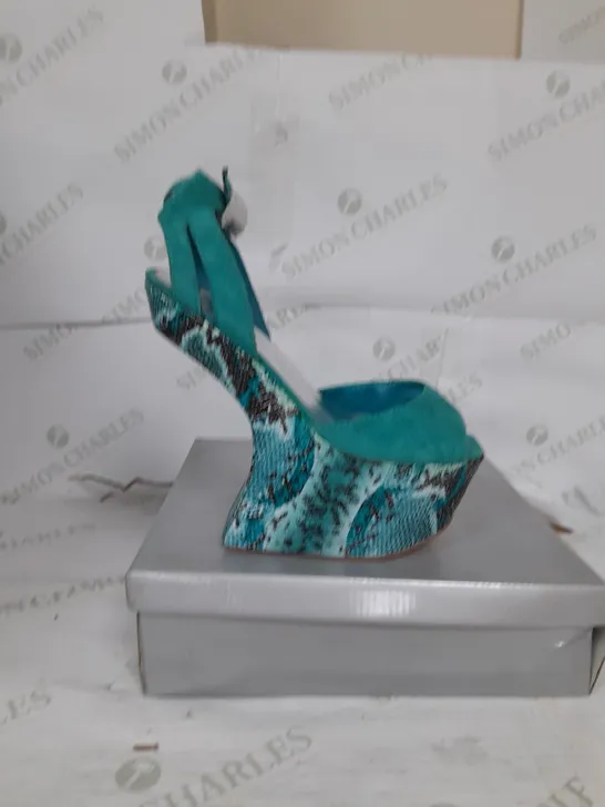 BOXED PAIR OF CASANDRA PLATFORM STRAP OPEN TOE SHOE IN TURQUOISE SNAKESKIN SIZE 6