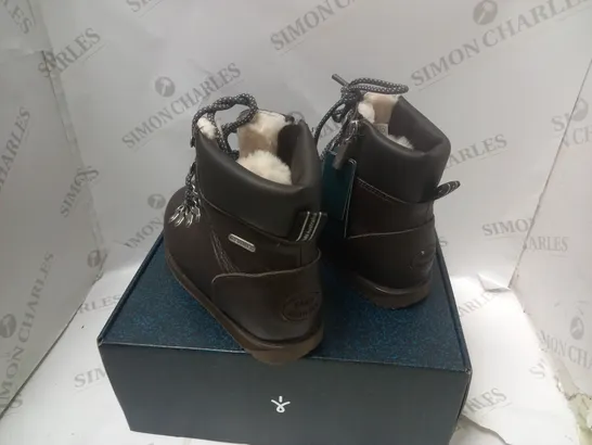 BOXED EMU AUSTRALIA LEATHER BOOTS - SIZE 5