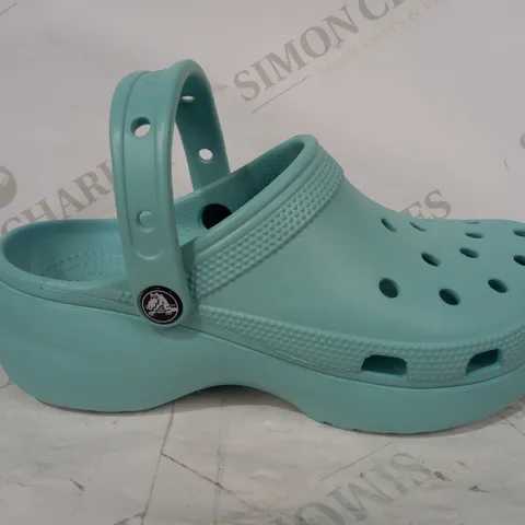 BOXED PAIR OF CROCS IN LIGHT BLUE SIZE W8