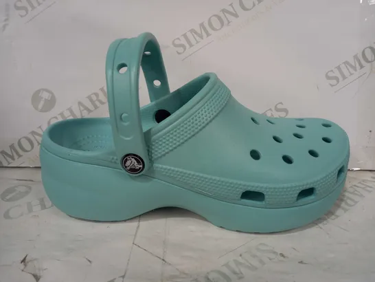 BOXED PAIR OF CROCS IN LIGHT BLUE SIZE W8