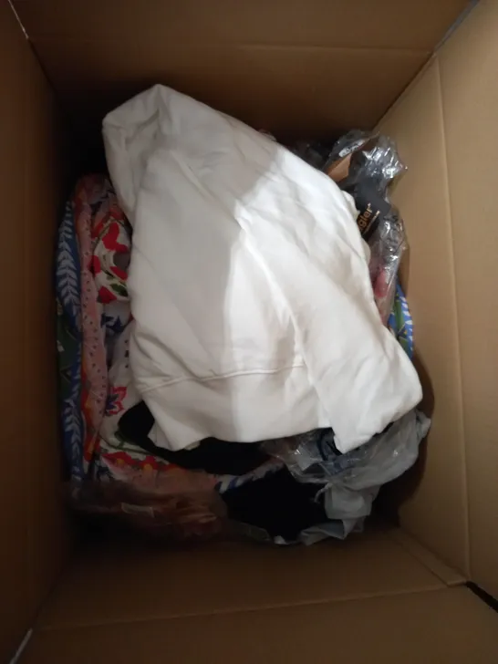 LARGE QUANTITY OF CLOTHING ITEMS TO INCLUDE DRESSES, SWEATERS, JEANS, T-SHIRTS, ETC