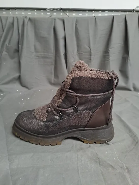 BOXED PAIR OF MODA IN PELLE ZERMATT BOOTS IN BROWN SIZE 7