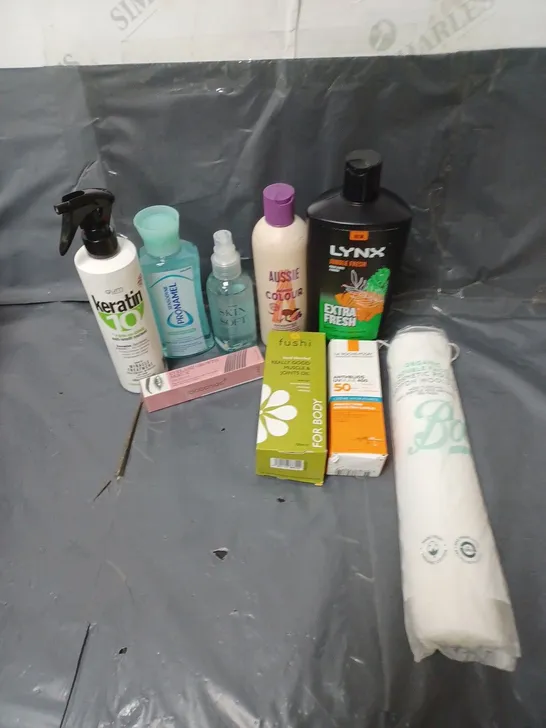 APPROXIMATELY 20 ASSORTED COSMETIC PRODUCTS TO INCLUDE LYNX SHOWER GEL, AUSSIE SHAMPOO AND COTTON PADS ETC. 