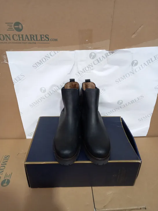 BOXED PAIR OF FAIRFAX AND FAVOR SHEEPSKIN BOUDICA BOOTS SIZE 5 