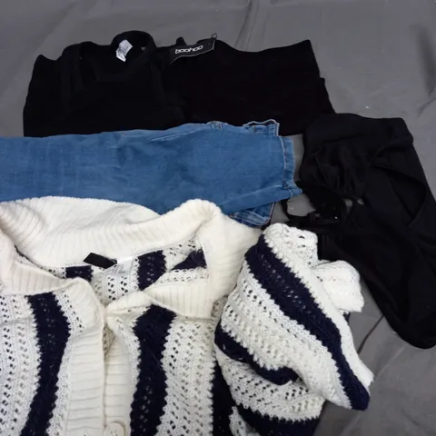 BOX OF APPROXIMATELY 25 ASSORTED CLOTHING ITEMS TO INCLUDE - SHORTS , JEANS , JUMPER ETC