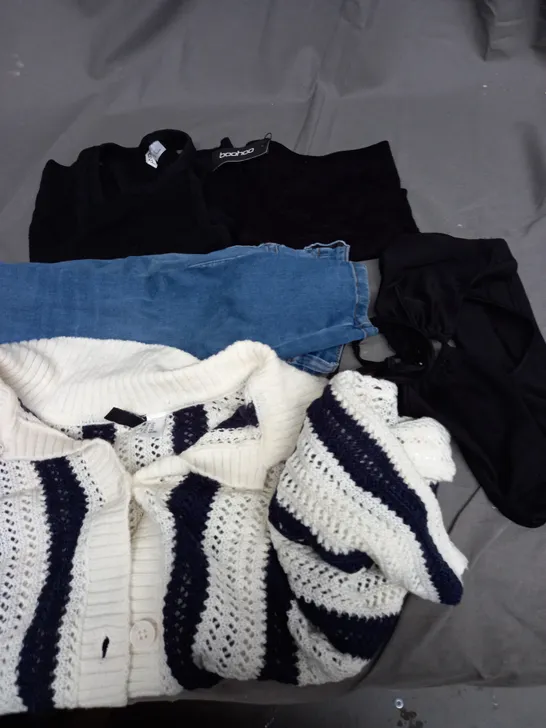 BOX OF APPROXIMATELY 25 ASSORTED CLOTHING ITEMS TO INCLUDE - SHORTS , JEANS , JUMPER ETC