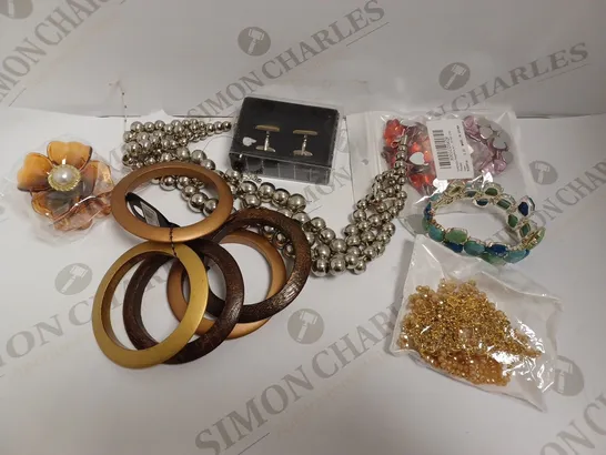 BOX OF APPROX 10 COSTUME JEWELLERY ITEMS INCLUDING BRACELETS, EARRINGS AND NECKLACES