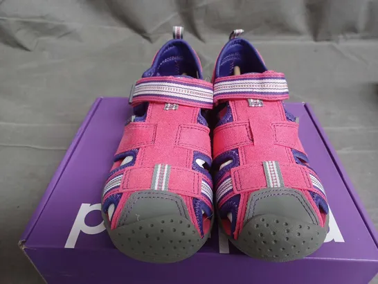 BOXED PAIR OF PEDIPED KIDS SAHARA BARE FEET TRAINERS IN FUSCHIA/LAVENDER - 30 EU