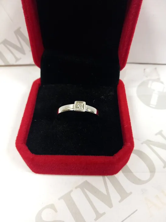 18CT WHITE GOLD SOLITAIRE RING RUB OVER SET WITH A PRINCESS CUT DIAMOND