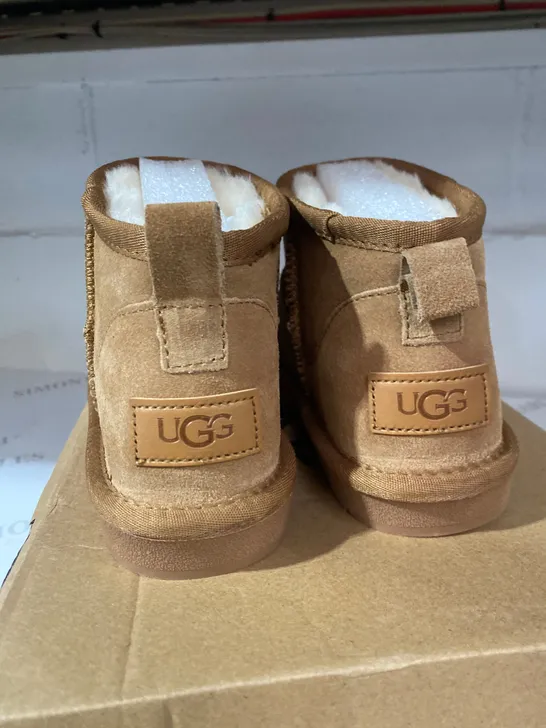 BOXED PAIR OF UGG BROWN BOOTS SIZE SIZE 3