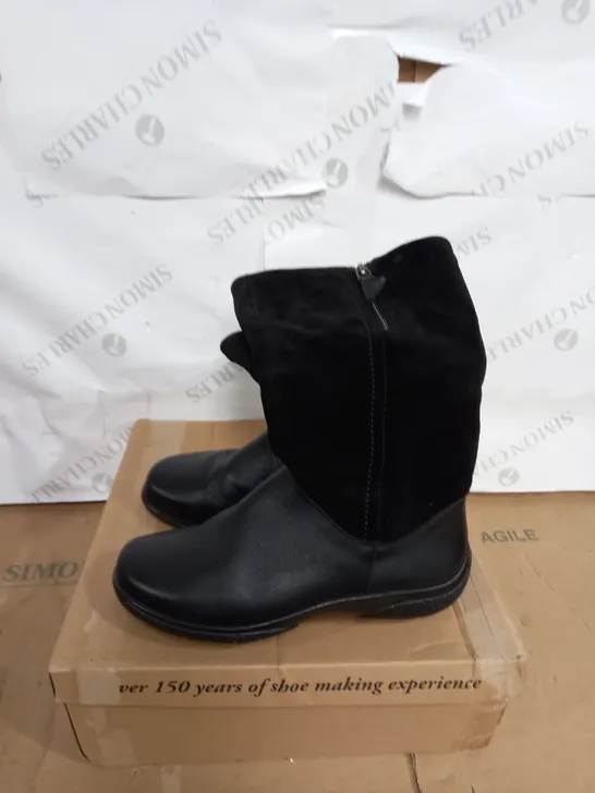 CUSHION-WALK E-CURVY BOOTS SIZE 7