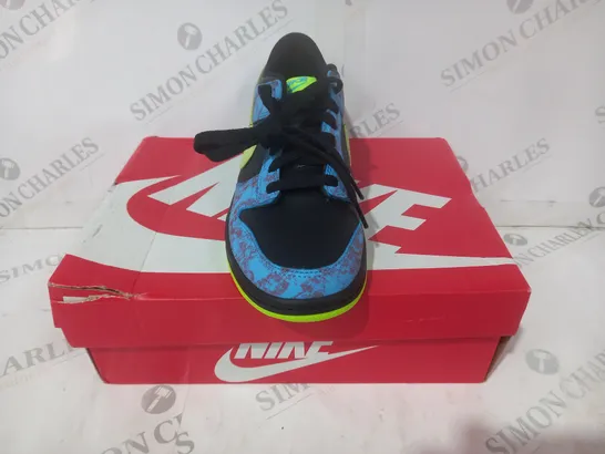 BOXED PAIR OF NIKE DUNK LOW SE 2 SHOES IN BLUE/LIME UK SIZE 5