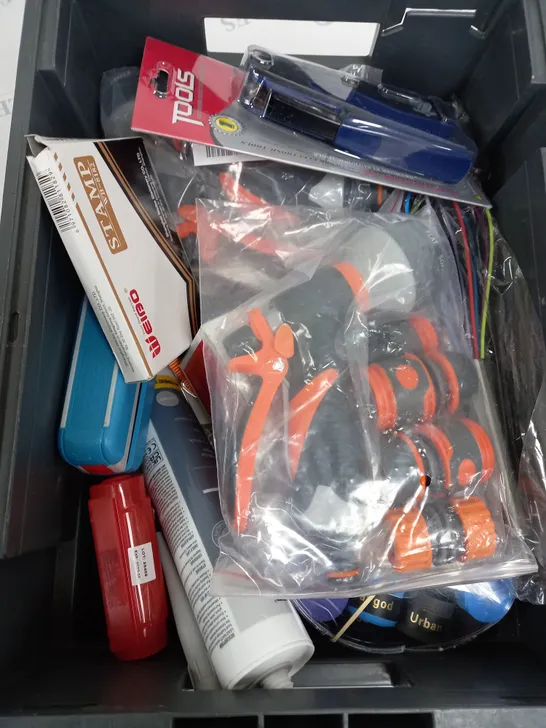 BOX OF APPROXIMATELY 15 ASSORTED ITEMS TO INCLUDE - ELECTRONIC TOOL, STAPLER, 7 PACK FINELINERS ETC