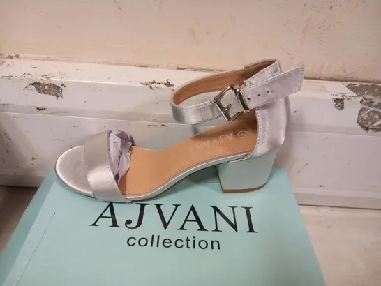 BOXED AJVANI COLLECTION HALLIE SILVER SATIN SIZE 4