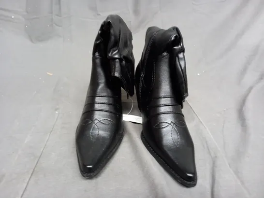 A BOX OF A PAIR OF FLIN SHOES/HEELS IN BLACK