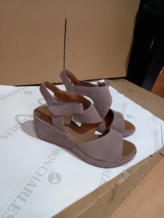 OUTLET CLARKS UN PLAZA CROSS SLINGBACK SANDAL STANDARD FIT - UK SIZE 7, BROWN NUBUCK 