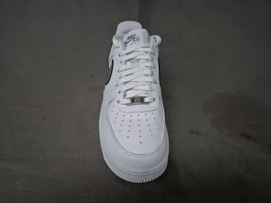 BRAND NEW BOXED PAIR OF NIKE WOMEN'S AIR FORCE 1 '07 ESS SHOES IN WHITE/METALLIC SILVER UK SIZE 6.5