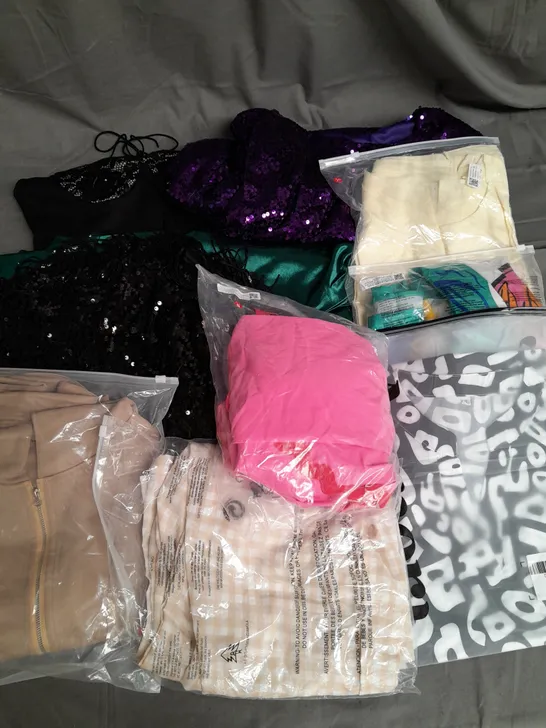 BOX OF APPROXIMATELY 25 ASSORTED CLOTHING ITEMS TO INCLUDE DRESSES, TOPS, SHORT SET ETC