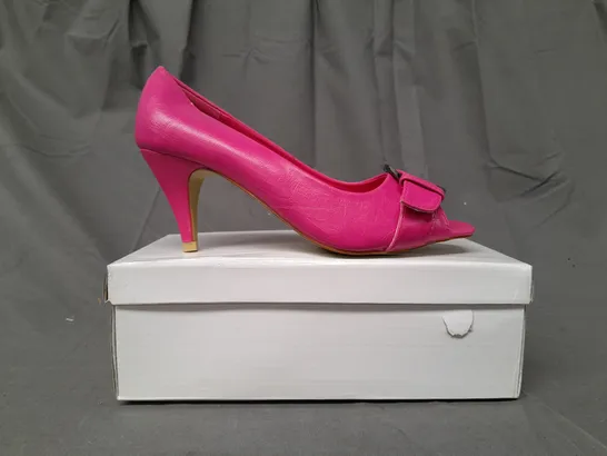 BOXED PAIR OF DESIGNER OPEN TOE MID HEELED SHOES IN FUCHSIA EU SIZE 40