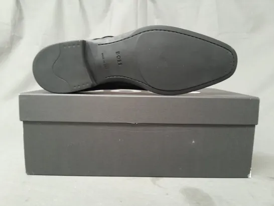 BOXED PAIR OF BOSS DRESS SHOES IN BLACK UK SIZE 8