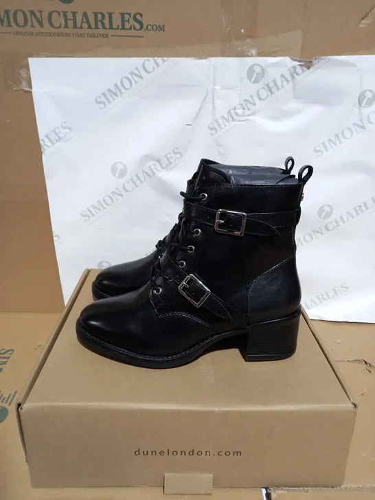 PAIR OF BOXED BLACK LEATHER DOUBLE BUCKLE LACE UP BOOTS SIZE 5