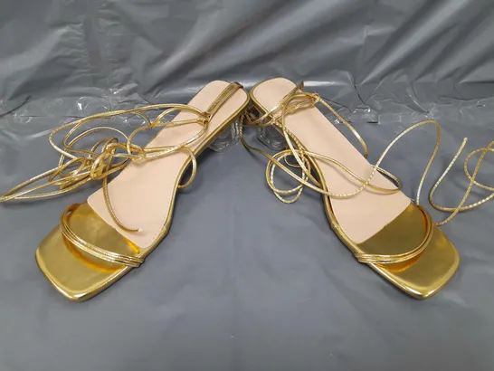 BOXED PAIR OF DESIGNER OPEN TOE LOW BLOCK HEEL STRAPPY SANDALS IN METALLIC GOLD EU SIZE 42