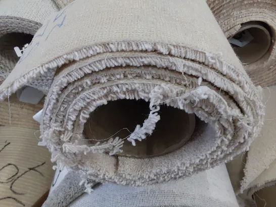 ROLL OF QUALITY CRAFTSMAN EL ANGORA CARPET APPROXIMATELY 5M × 2.59M