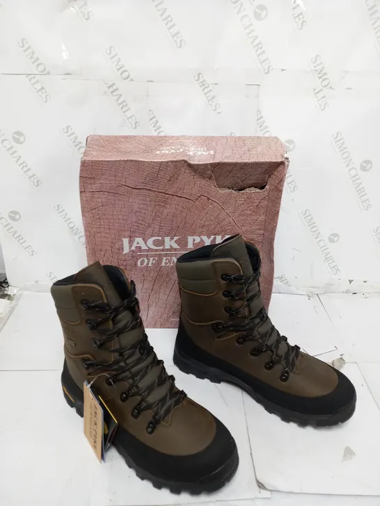 BOXED PAIR OF JACK PYKE VIBRAM HUNTERS BOOTS SIZE UK 11