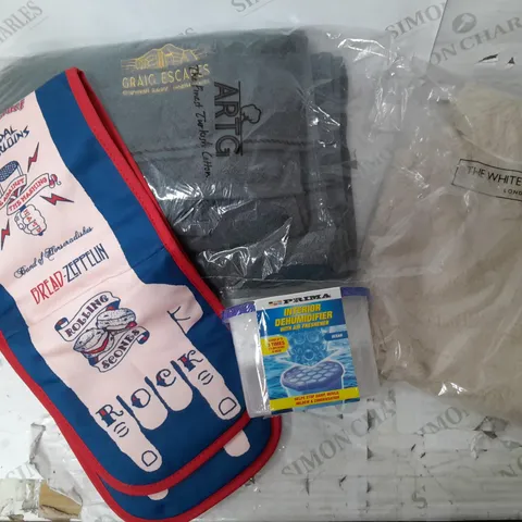 A BOX OF 20 HOUSEHOLD ITEMS TO INCLUDE OVEN GLOVES, LUXURY SHOWER TOWEL HOT WATER BOTTLE ETC. 