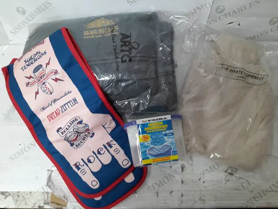 A BOX OF 20 HOUSEHOLD ITEMS TO INCLUDE OVEN GLOVES, LUXURY SHOWER TOWEL HOT WATER BOTTLE ETC. 