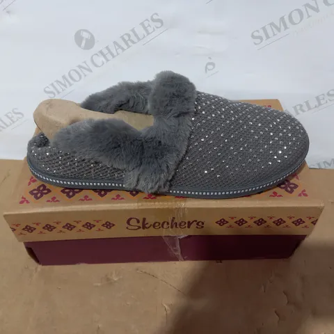 BOXED PAIR OF SKECHERS SLIPPERS - SIZE 6.5