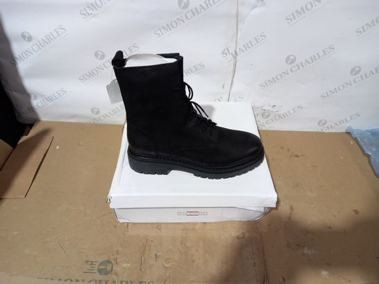 BOXED PAIR OF 5TH AVENUE BLACK BOOTS SIZE 41