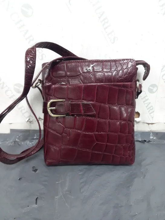 ASHWOOD LEATHER CROSSBODY BAG IN CHERRY CROC