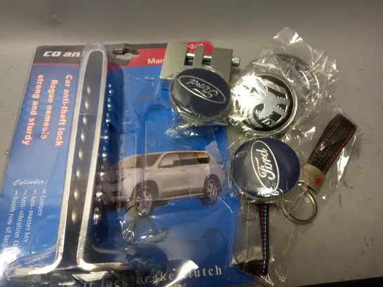 BOX OF ASSORTED CAR ACCESSORS TO INCLUDE WHEEL HUBS - KEYRINGS - ANTI-THEFT LOCK BRAKE CLUTCH  