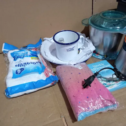 TOTE OF APPROXIMATELY 15 ASSORTED ITEMS TO INCLUDE A DISHCLOTH 5 SET, A CASSEROLE PLATE SET AND A CAKE MIXER TIN