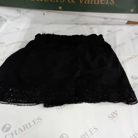 BLACK EMERY ROSE FRILLY SHORTS - LARGE 