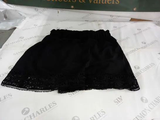 BLACK EMERY ROSE FRILLY SHORTS - LARGE 