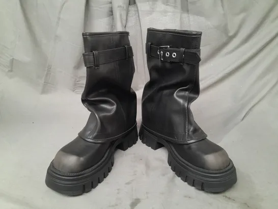 BOXED PAIR OF ASYLUM ANKLE BOOTS IN BLACK ASIAN SIZE 260