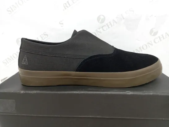 BOXED PAIR OF HUF WORLD WIDE DYLAN SLIP ON TRAINERS IN BLACK & DARK GUM - UK 9.5