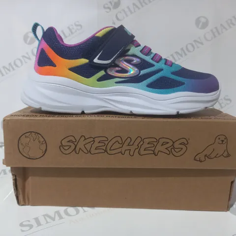 BOXED PAIR OF SKECHERS POWER JAMS KIDS SHOES IN NAVY/MULTICOLOUR UK SIZE 12