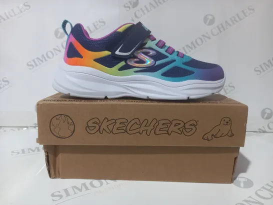 BOXED PAIR OF SKECHERS POWER JAMS KIDS SHOES IN NAVY/MULTICOLOUR UK SIZE 12