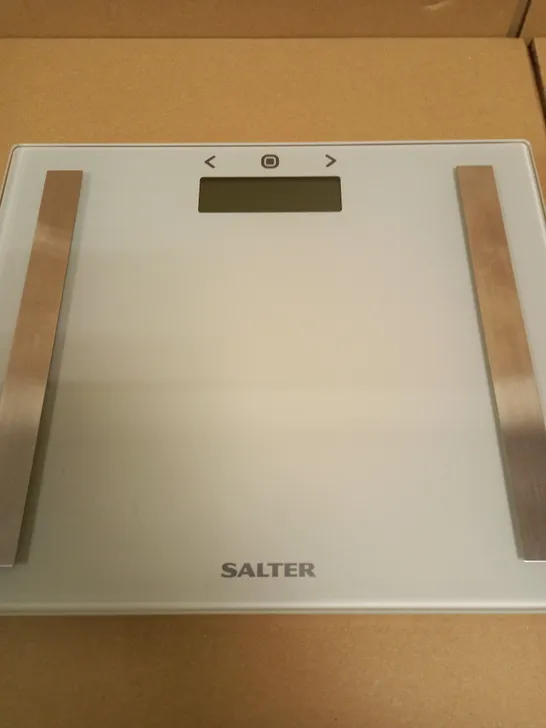 LOT OF 2 SALTER COMPACT GLASS ANALYSER SCALE - GREY RRP £40